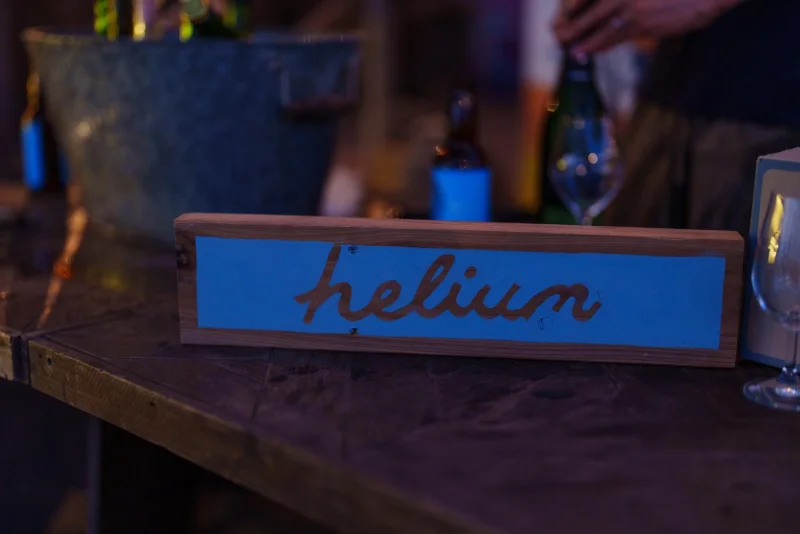 カウンターに置かれた helium の看板